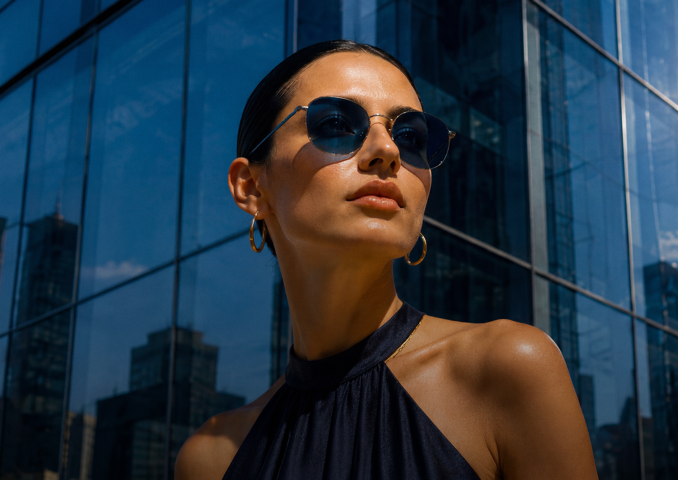 Woman wearing Neochromes Vibe lenses